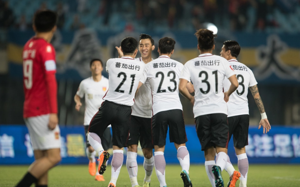 河北华夏幸福对阵上海上港，全队全力备战争取领先