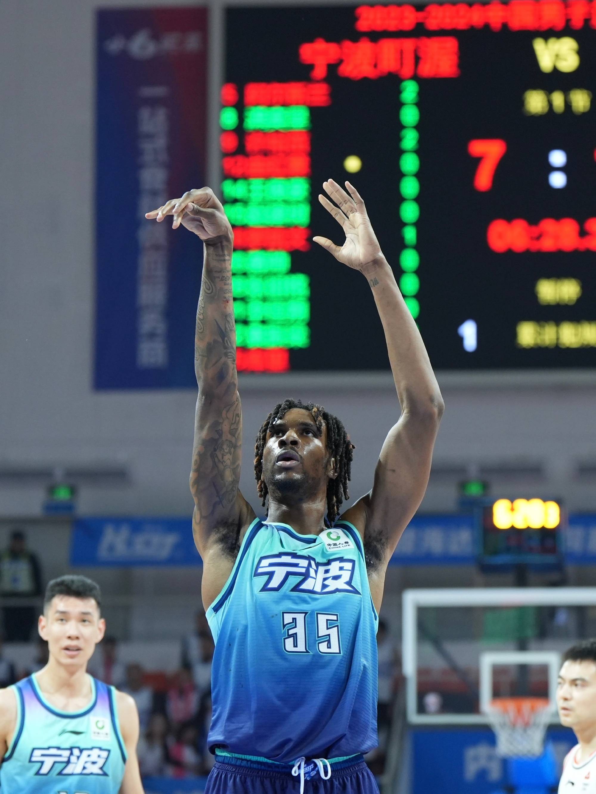 外援球员表现抢眼，CBA联赛竞争激烈