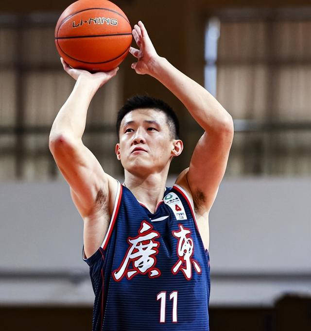广东球员的表现备受瞩目，引发球迷热议