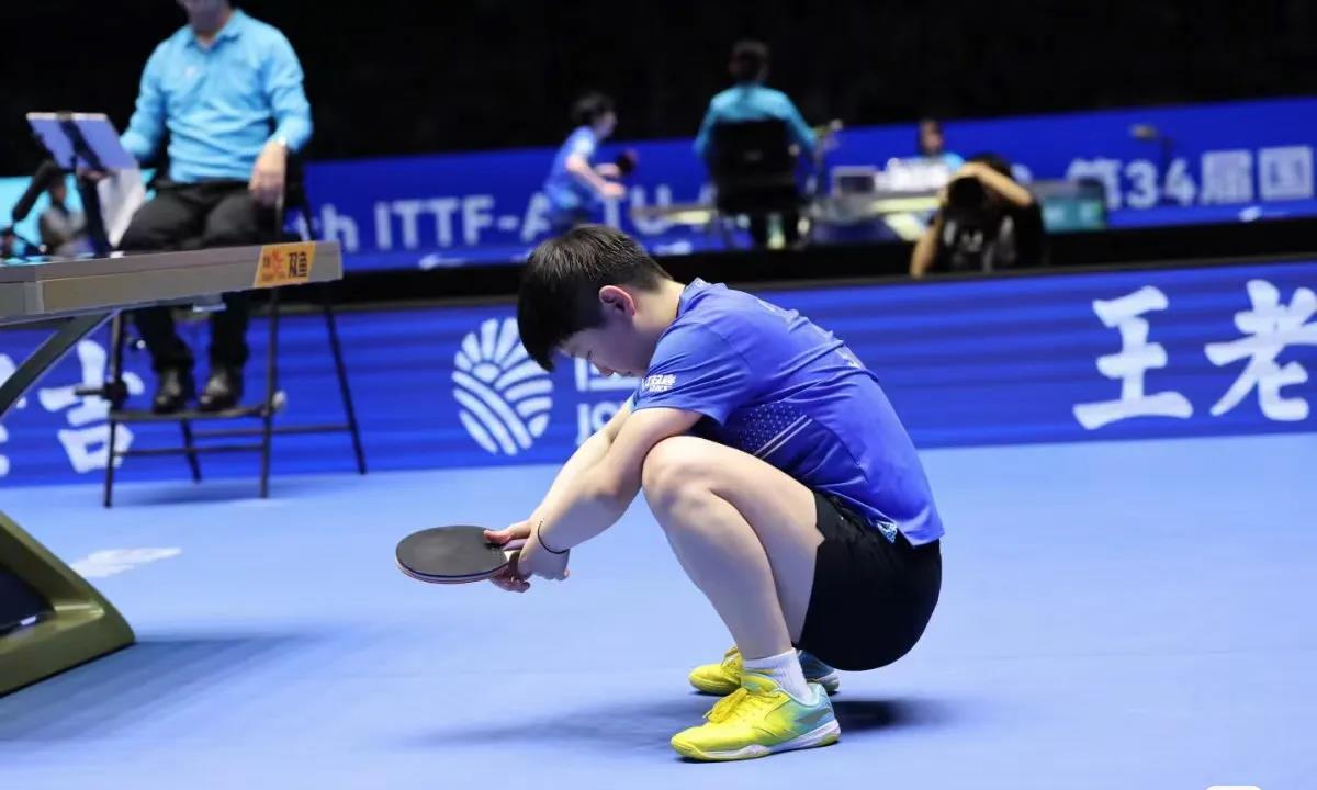 运动员赛场上集中注意力，冷静应对各种状况