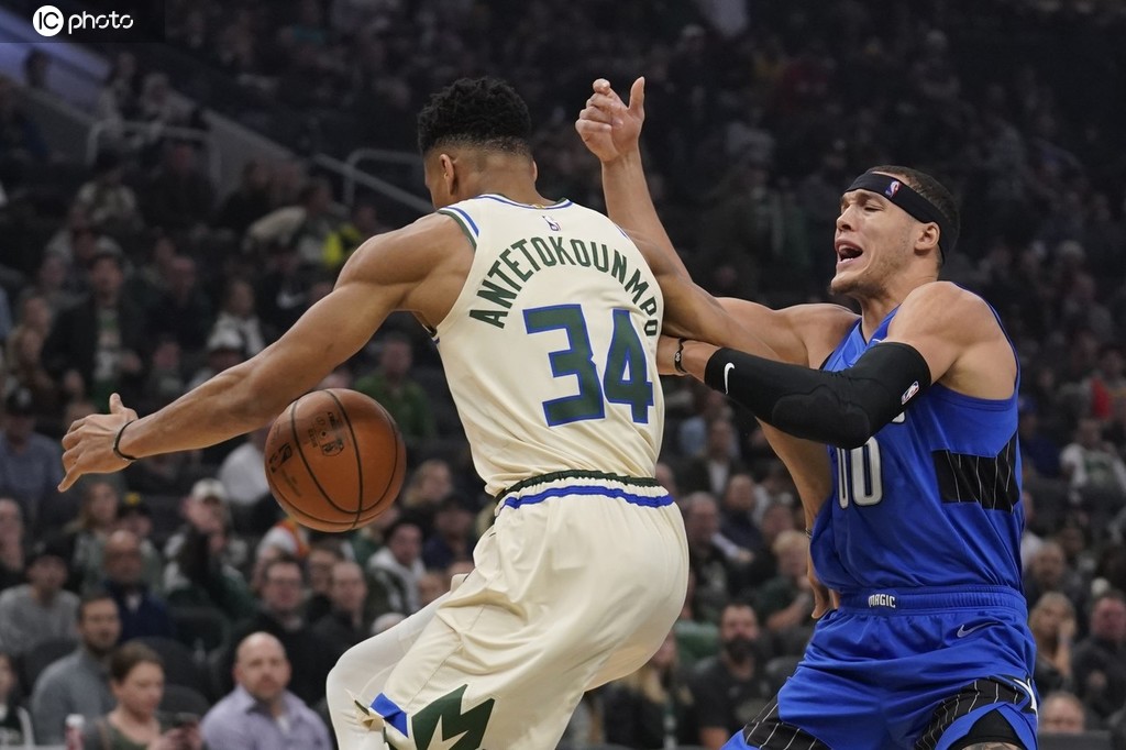 雄鹿击败魔术，字母哥全面发挥。