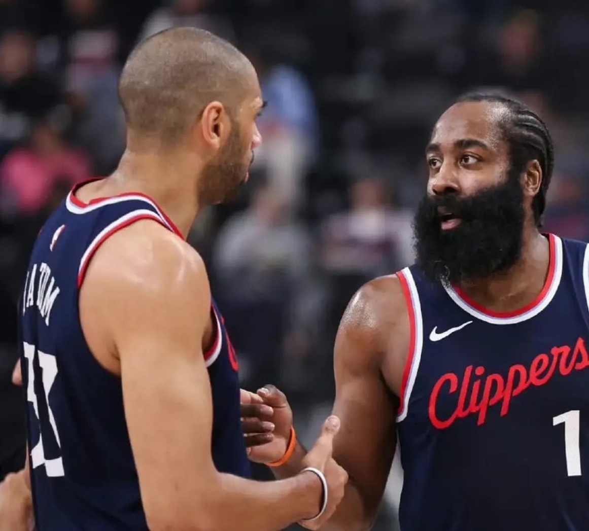 篮网对阵快船，利拉德关键进球定乾坤