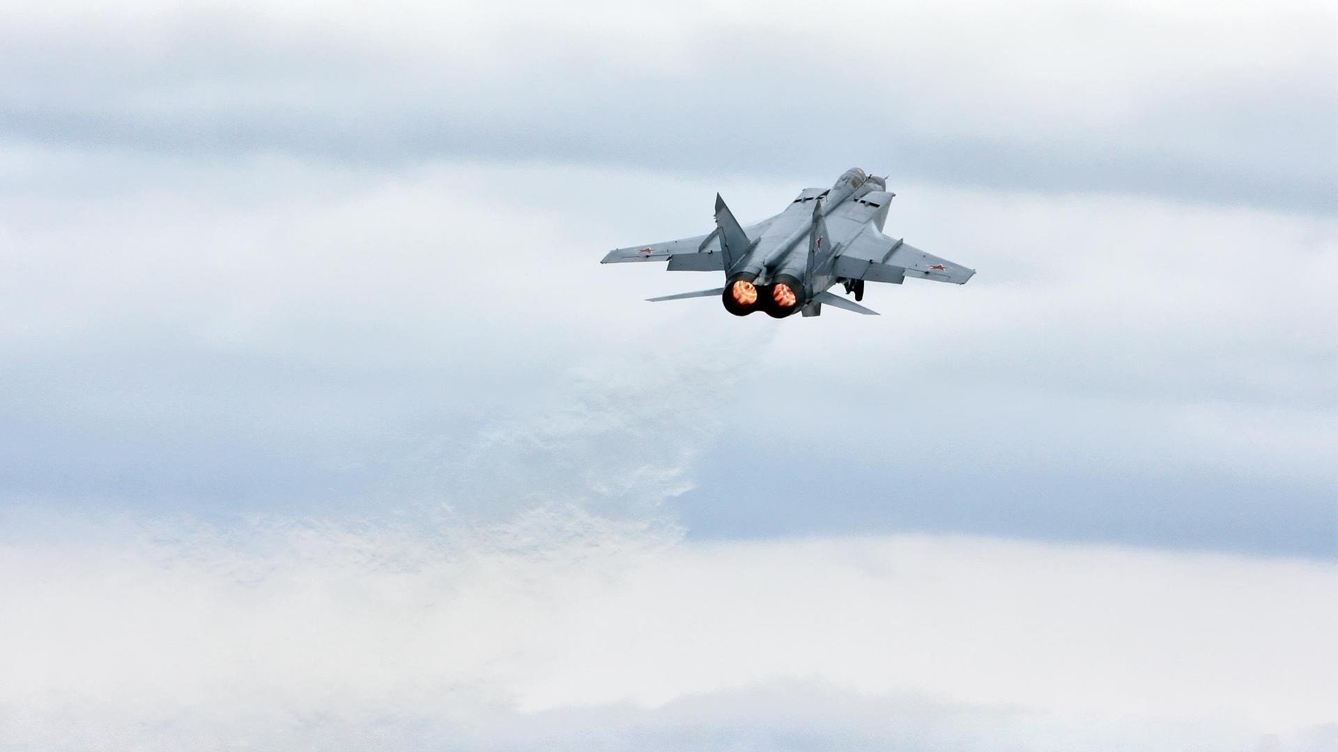 英格拉姆末节17分接管比赛!新疆连得15分压制雄鹿,主场捍卫荣耀